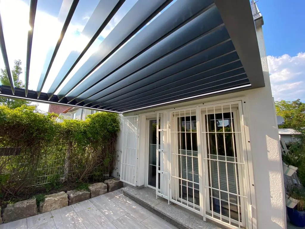 Lamellen Terrassenüberdachung 480 x 406,7 x 273 cm grau Lamellen Terrassenüberdachung 480 x 406,7 x 273 cm grau