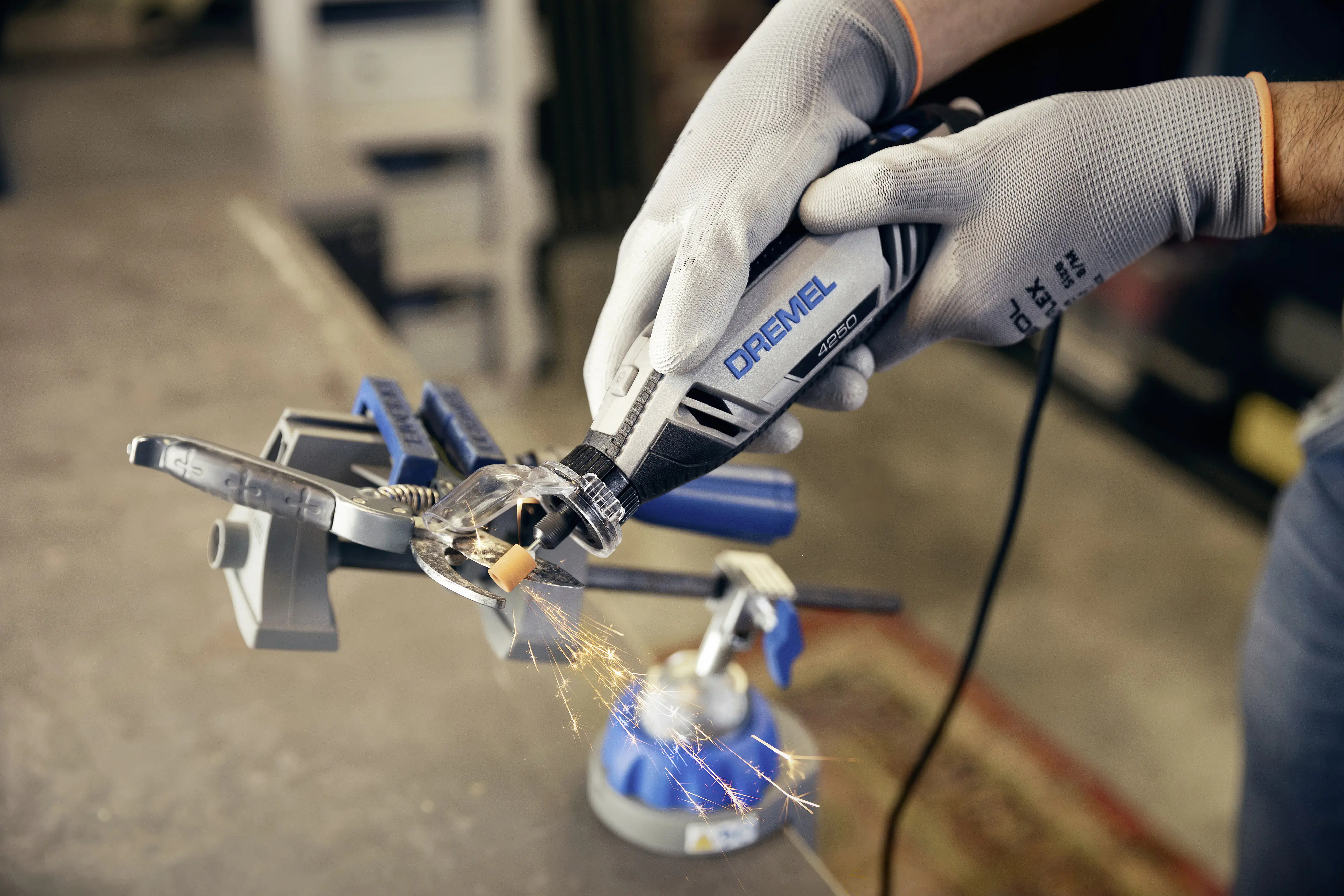 Dremel Multifunktionswerkzeug 4250-6/128 134-tlg mit Aufbewahrungskoffer