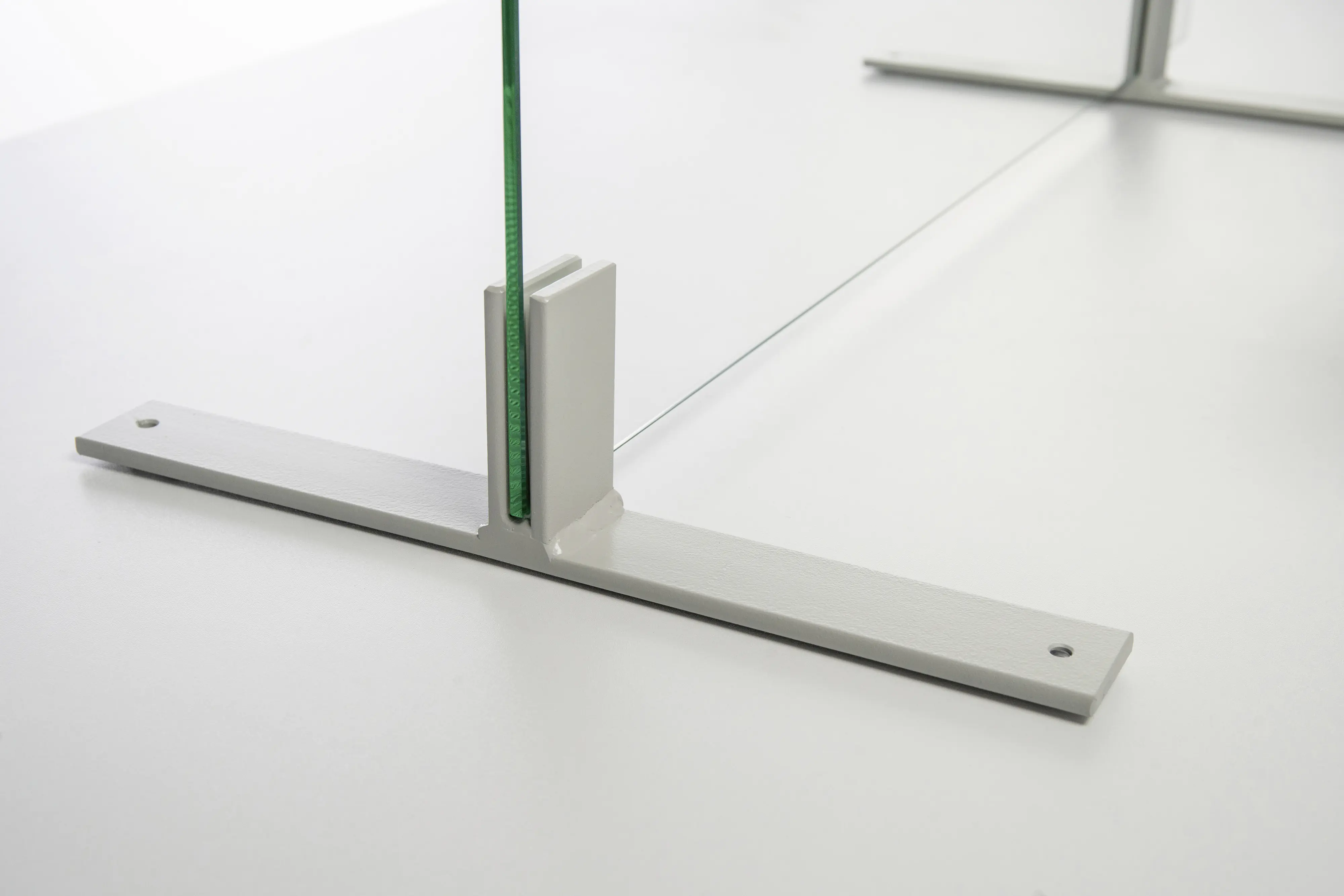 Standfuß längs quer für 6 mm ESG-Glas Länge: 35 cm, Aluminium, lichtgrau Standfuß längs quer für 6 mm ESG-Glas Länge: 35 cm, Aluminium, lichtgrau