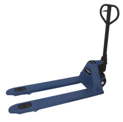 Blauer Handhubwagen mit schwarzem Griff auf weißem Hintergrund; zwei Gabelzinken vorne und Rollen unter dem Gerät für den Transport von Paletten.