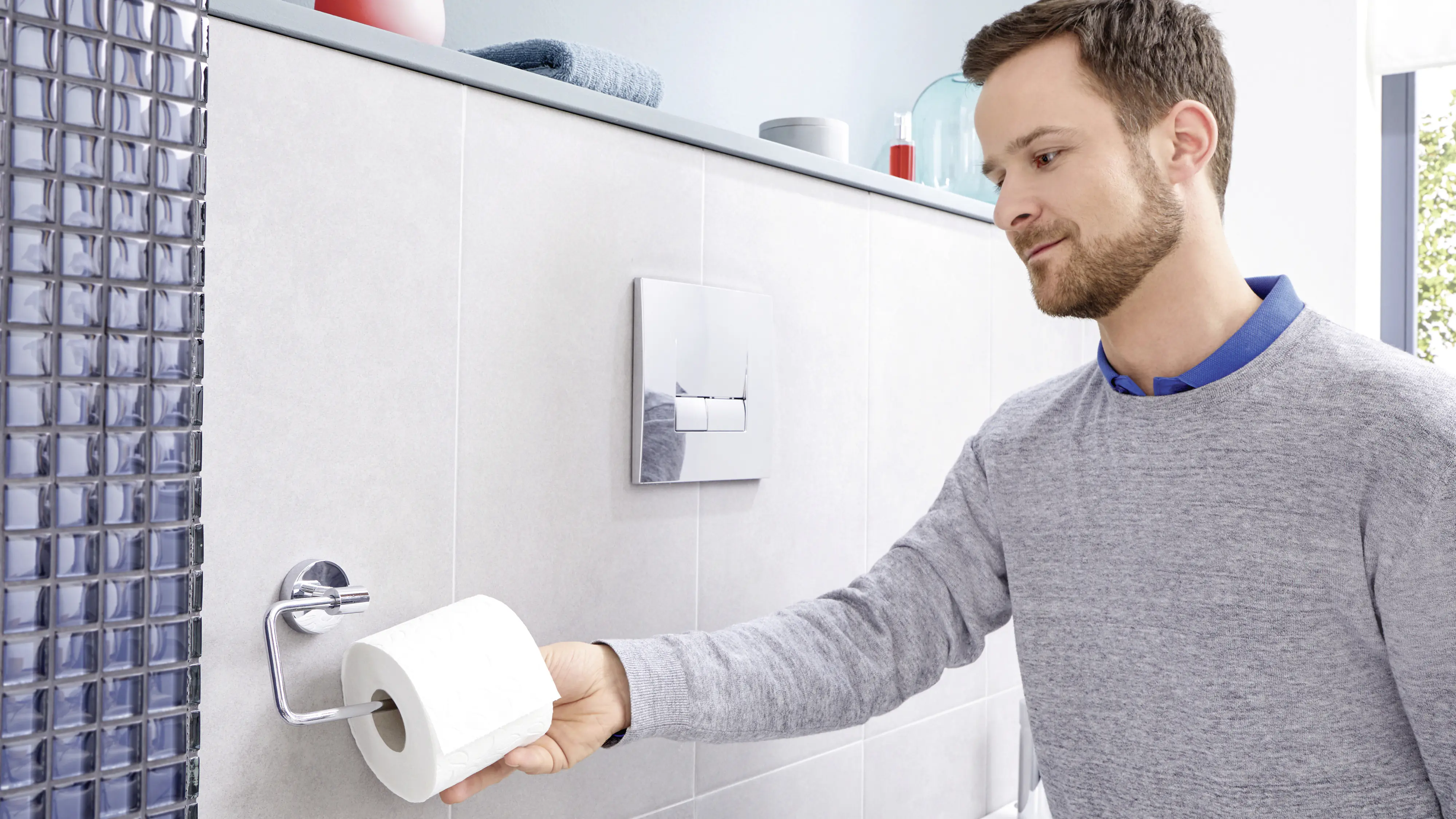 tesa Papierrollenhalter Exxcellent Metall, chrom, Soft Close-Funktion