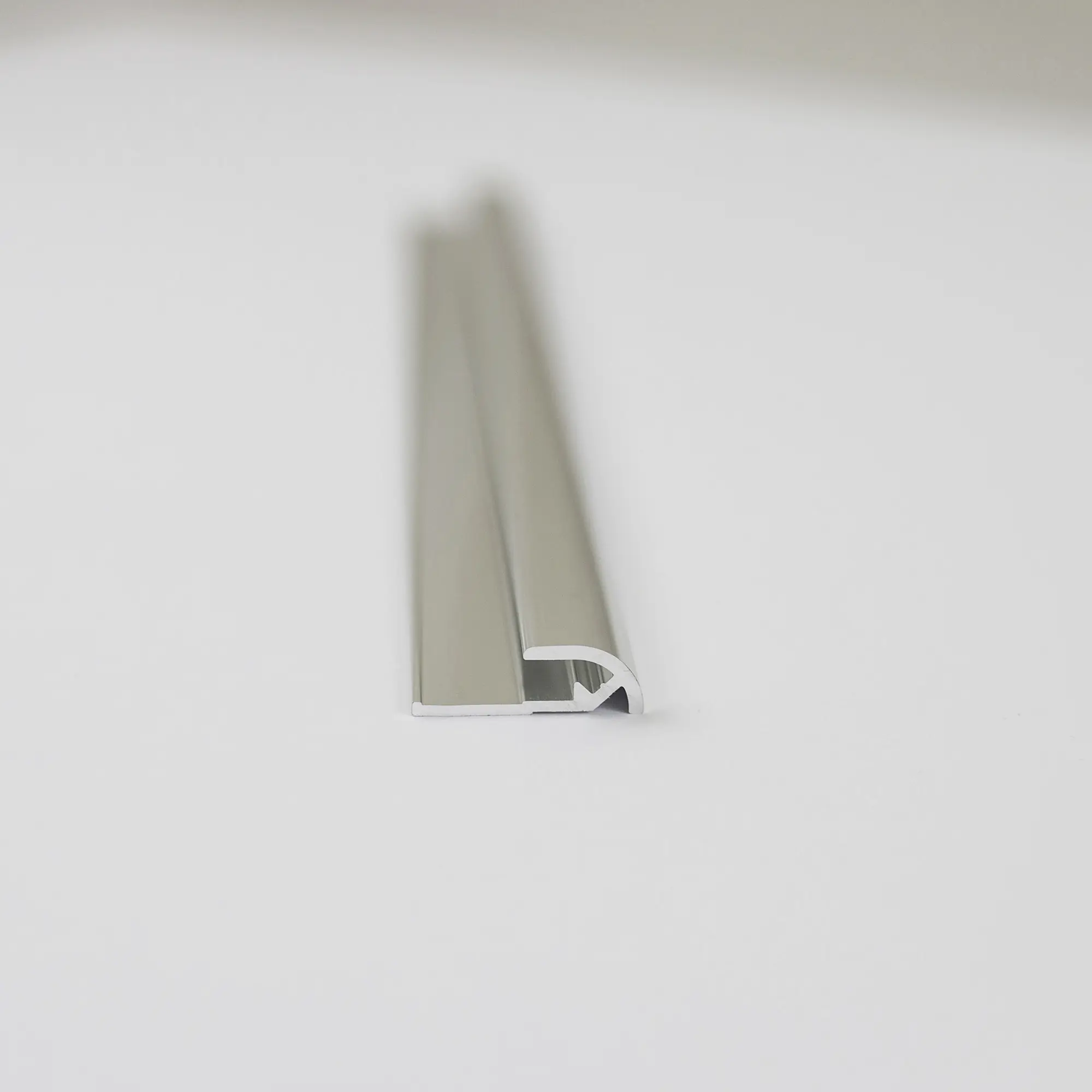 Breuer Profil Abschluss rund 2,3x0,7x255 cm, alu chromeffekt Breuer Profil Abschluss rund 2,3x0,7x255 cm, alu chromeffekt