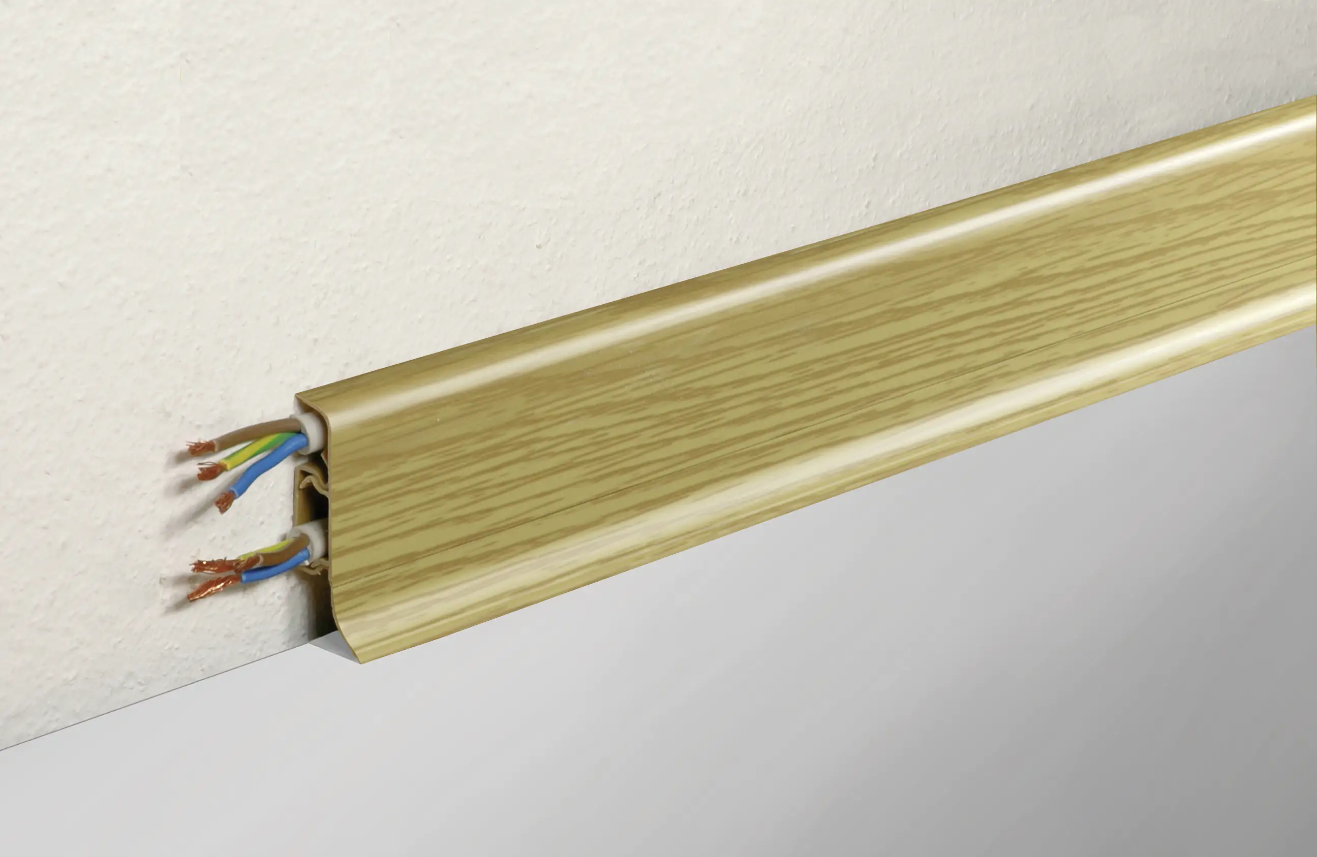 FN Neuhofer Klemmsockelleiste 250 cm 50 x 22,5 mm Eiche antik