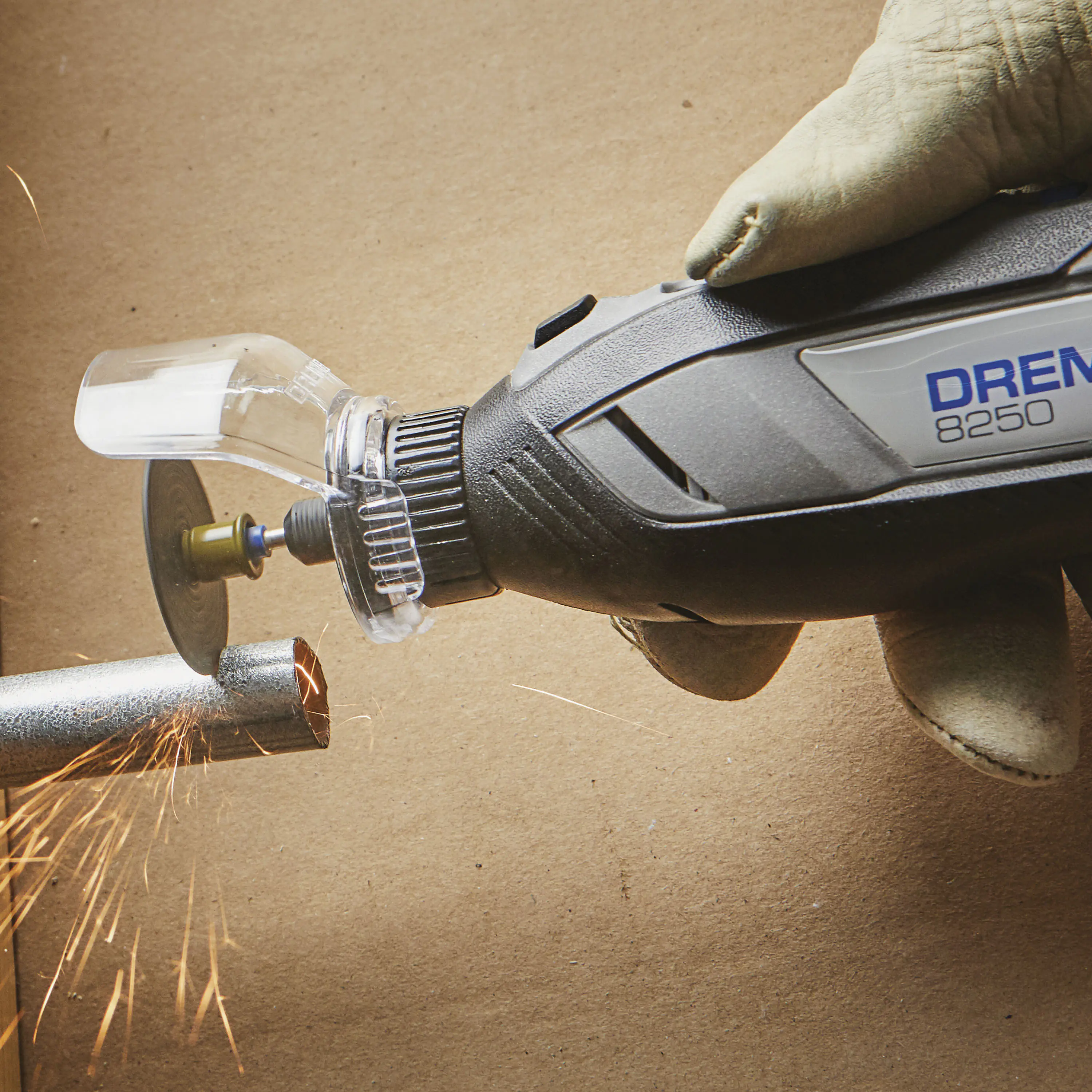 Dremel Akku-Multitool 8250-5 12V 2 Ah mit 5-teiligem Zubehör Dremel Akku-Multitool 8250-5 12V 2 Ah mit 5-teiligem Zubehör