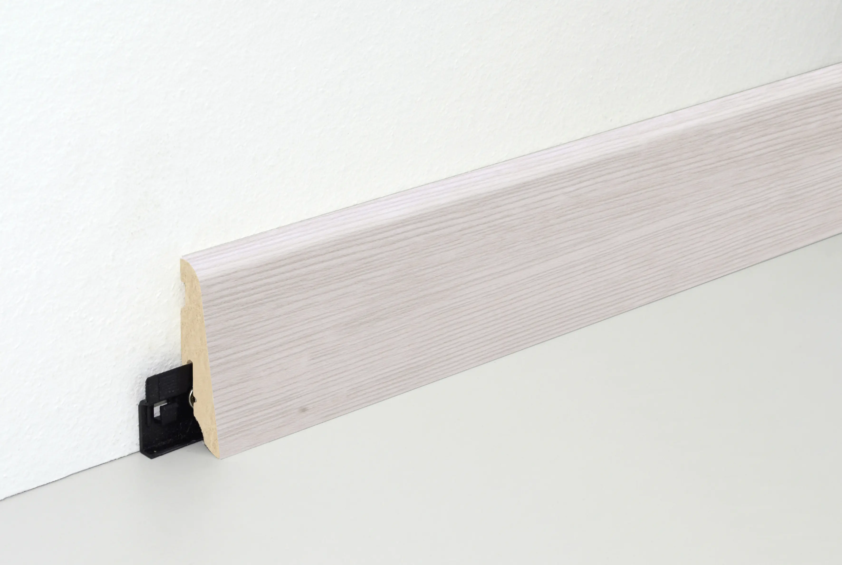 Neuhofer Fußleiste 240 cm 58 x 19 mm Oak light mix