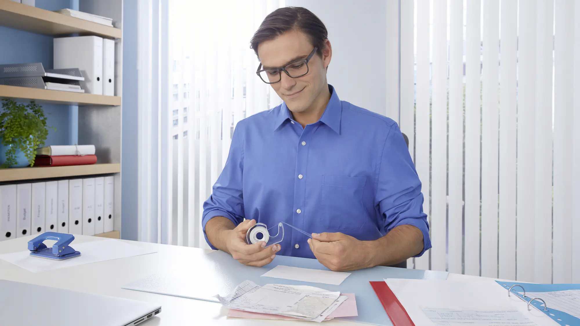 tesa doppelseitiger Klebefilm, 1 Rolle mit Abroller 7,5 m x 12 mm