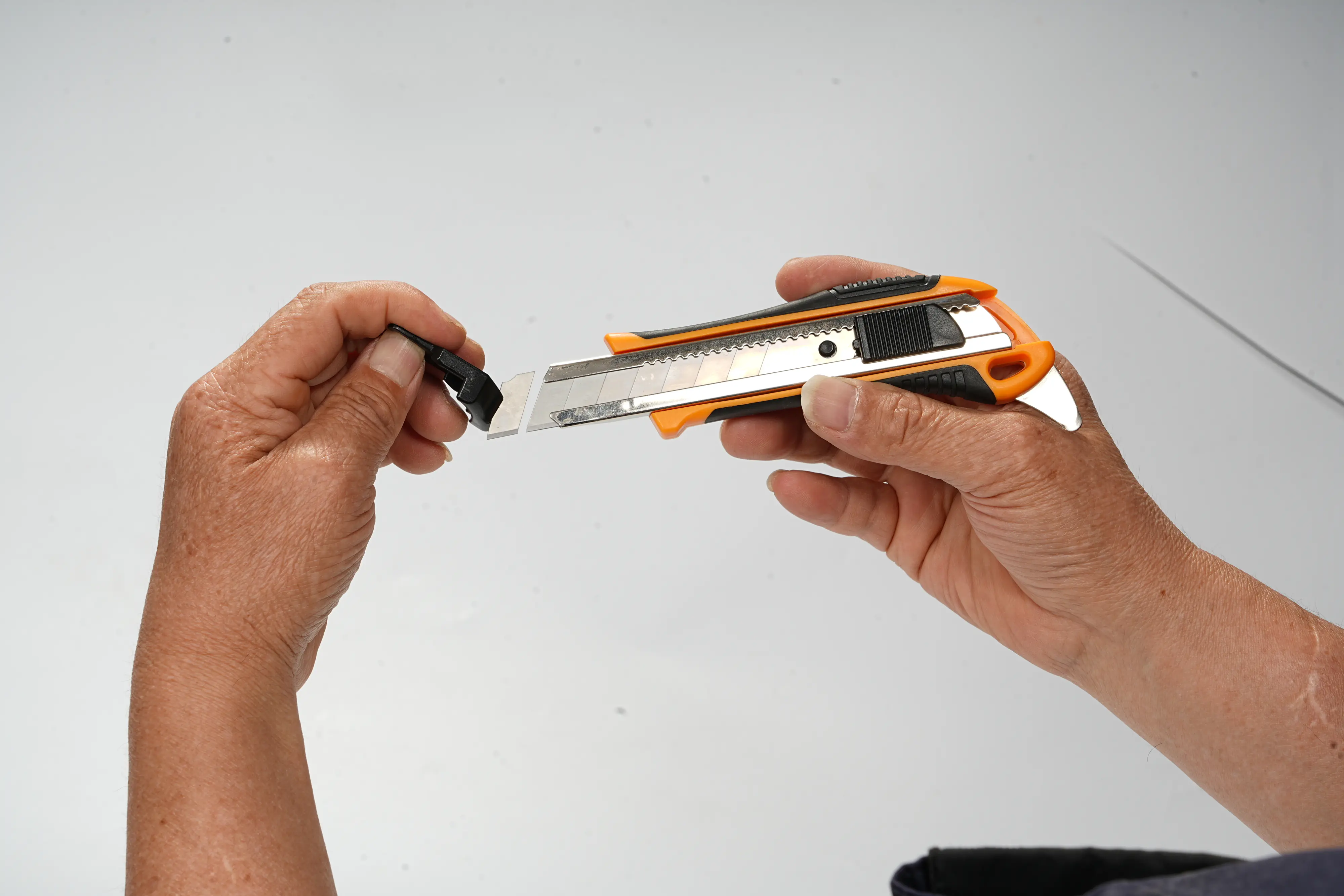 Primaster Cuttermesser 18 mm mit Auto-Lock und integriertem Dosenöffner