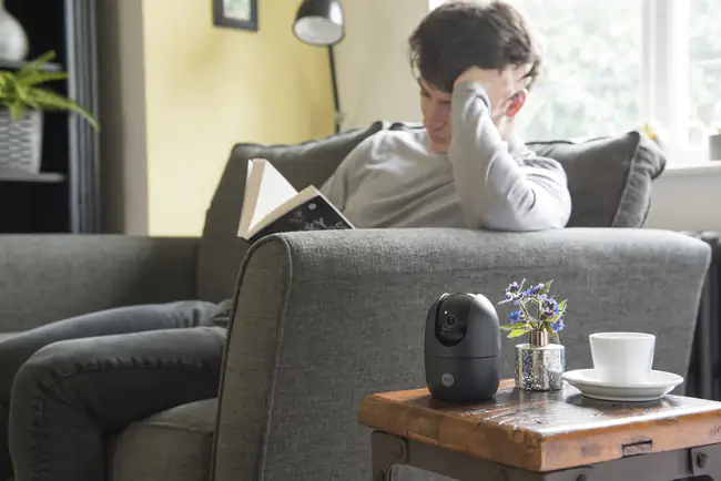 Yale WiFi Innenkamera Full HD Schwenk- und Neigefunktion schwarz