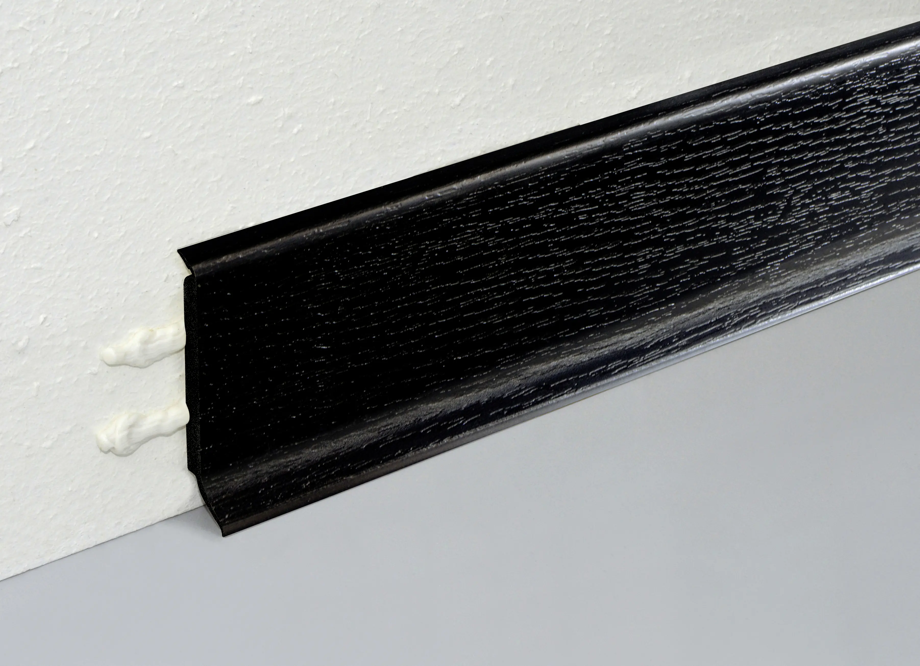 FN Neuhofer Kernsockelleiste 250 cm 60 x 14 mm schwarz