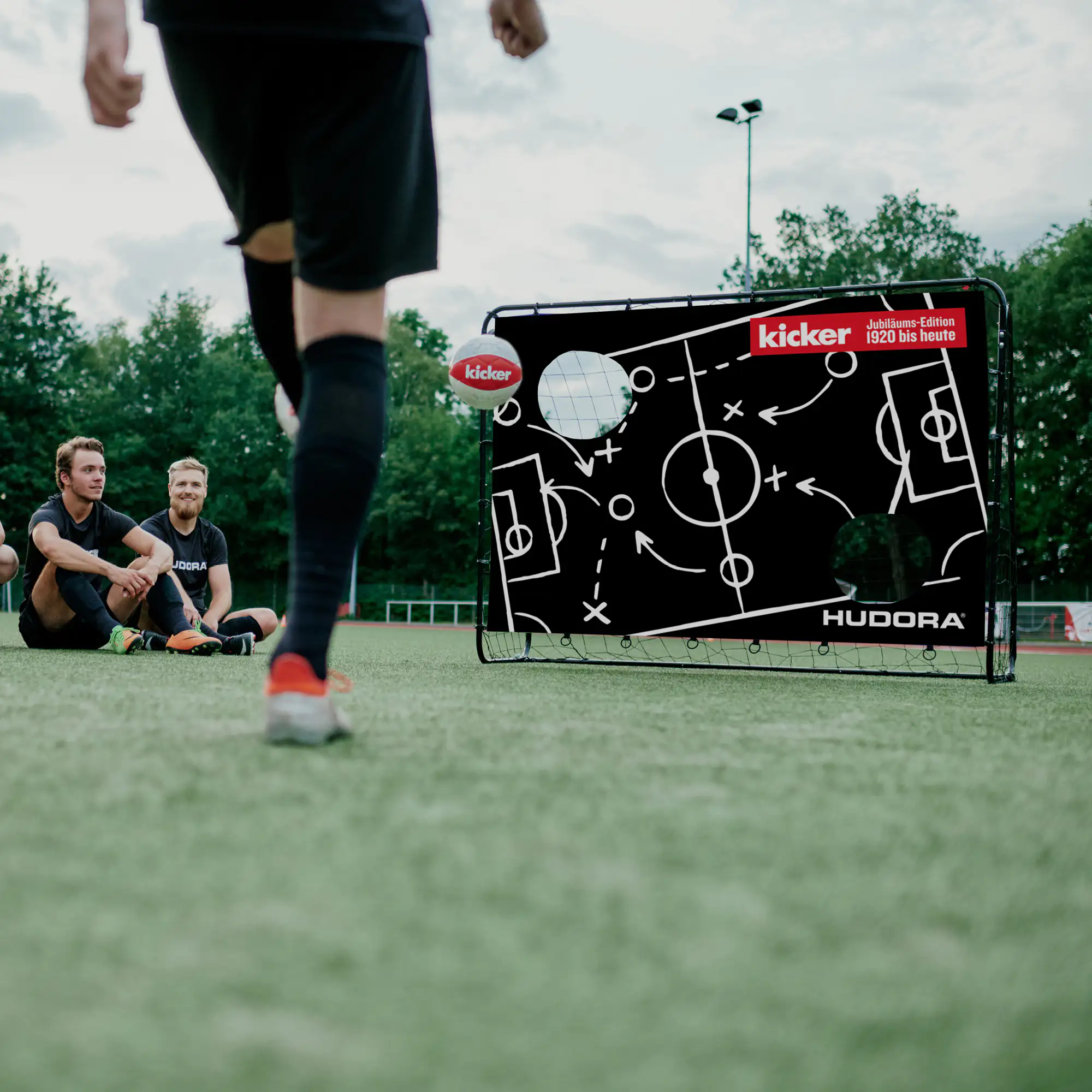 4005998853832_4 Hudora Fußballtor Trainer "Kicker Edition" mit Matchplan