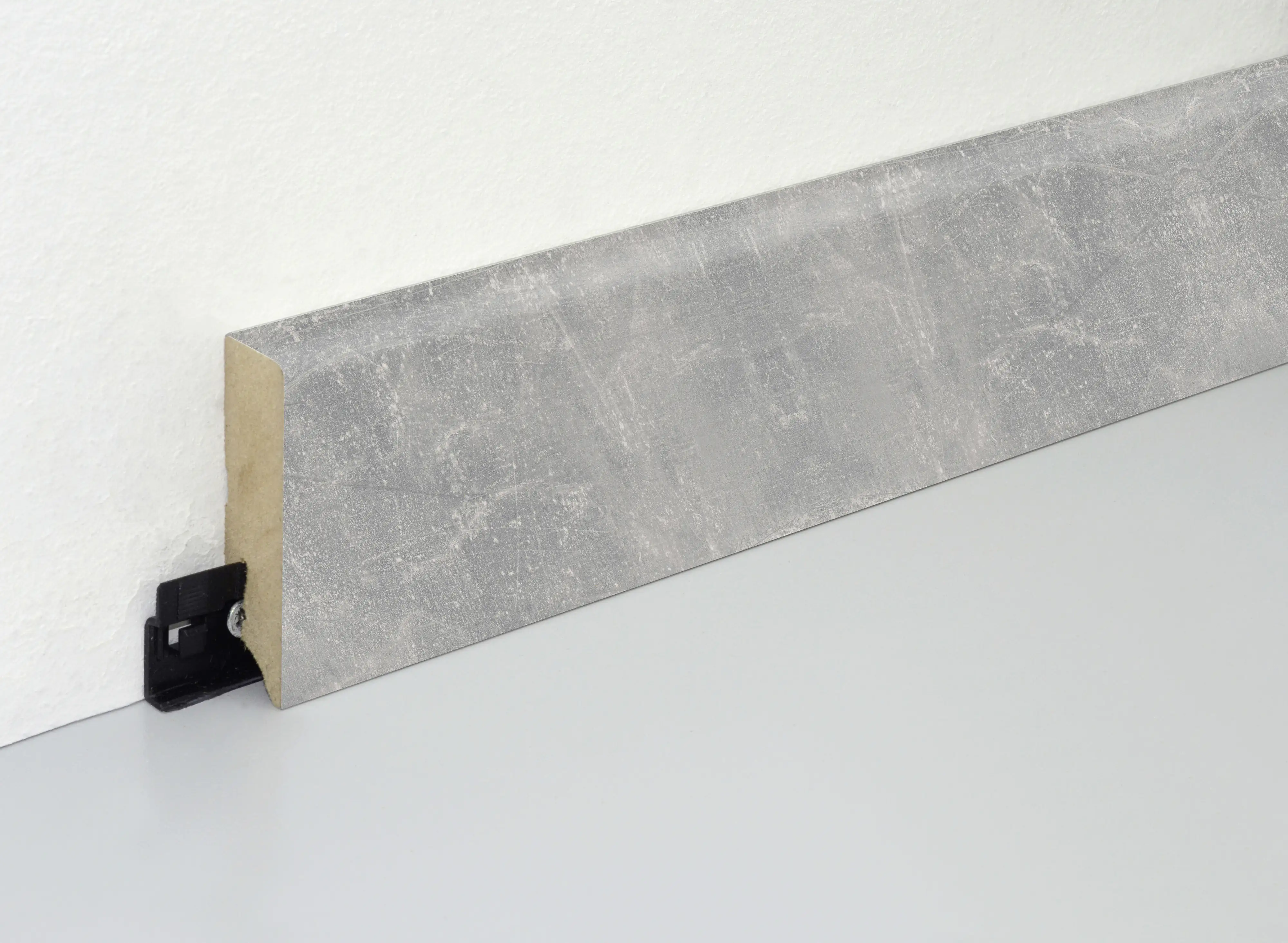 9010115225848_2765495 Neuhofer Fußleiste 240 cm 70 x 19 mm Sichtestrich hell