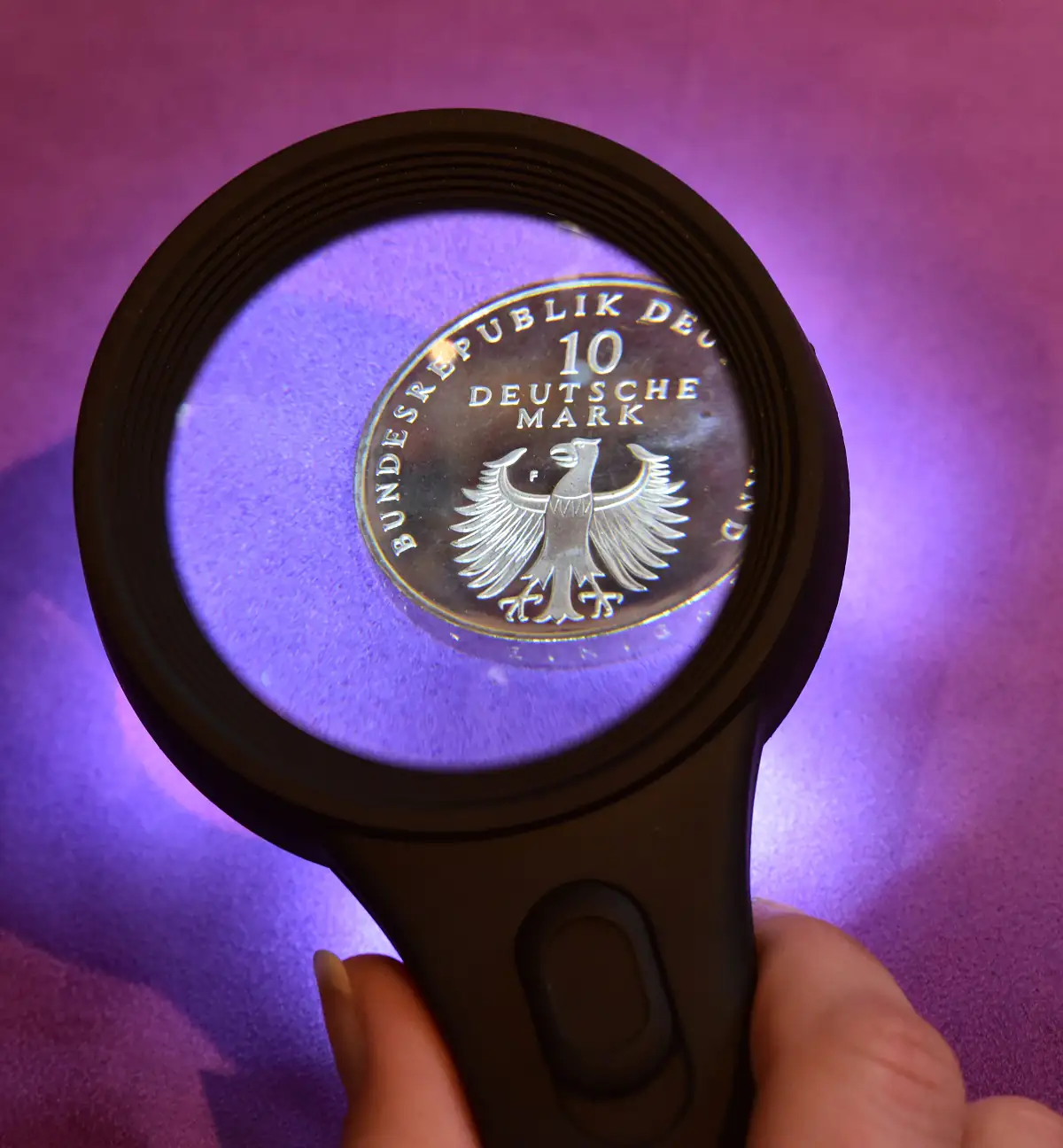 Digiphot Handlupe HL-40 4 fache Vergrößerung, 6 LED mit 2 Beleuchtungsstufen