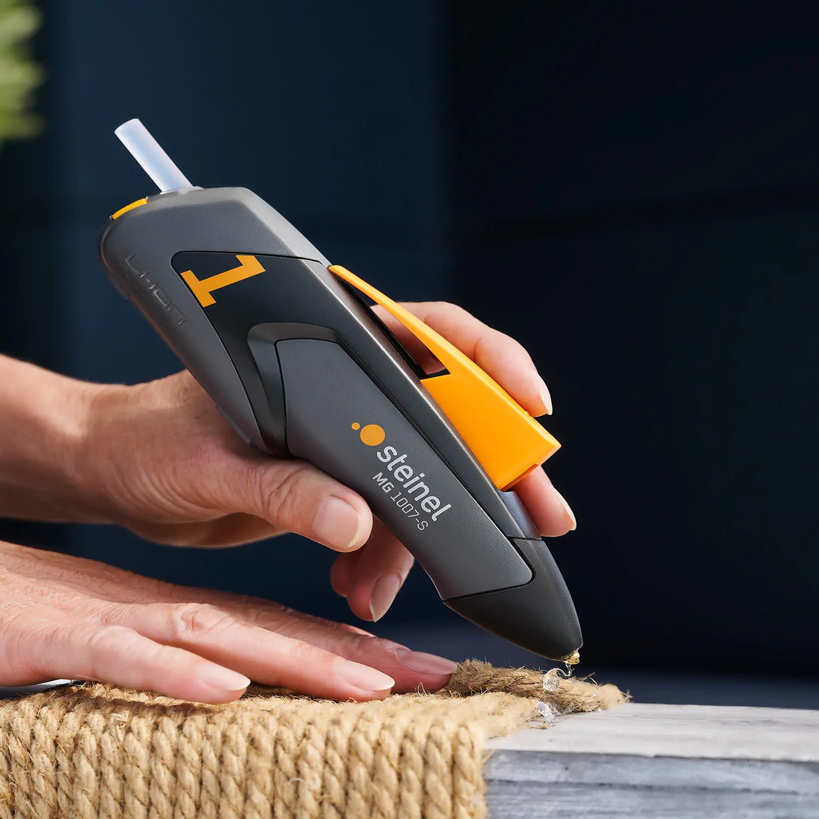 Steinel Heißklebepistole MobileGlue 1007-S Anthrazit inkl. 3 Klebesticks 