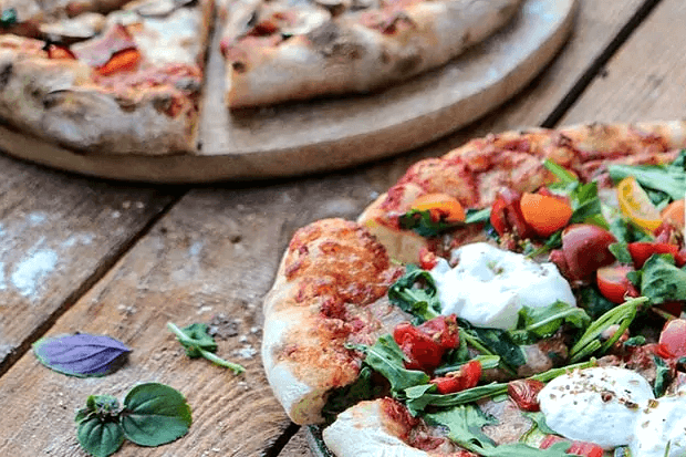 Pizza aus dem Pizzaofen