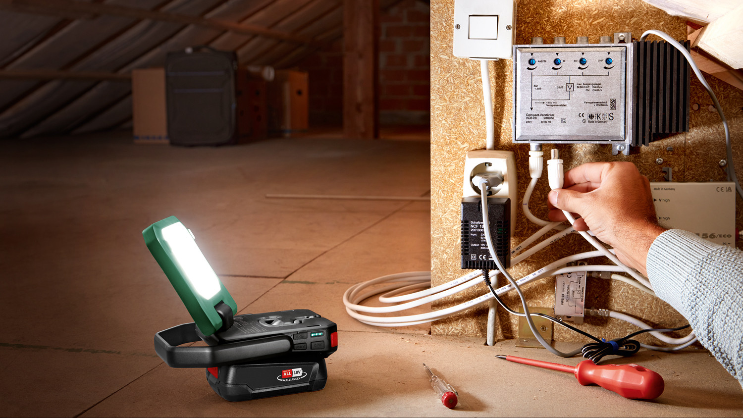 Bosch EasySpotLight 18V-400 Lampe LED Sans Fil Camping - 400 Lumens, Tête Rotative, Chargeur USB-C